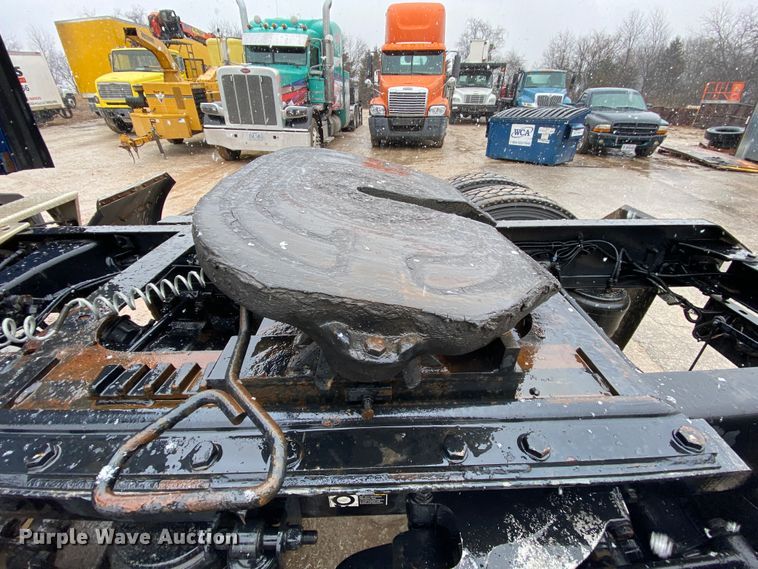 image for item HR9284 2012 Kenworth T700  semi truck