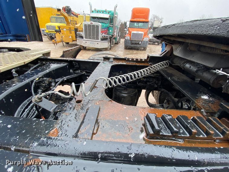 image for item HR9284 2012 Kenworth T700  semi truck