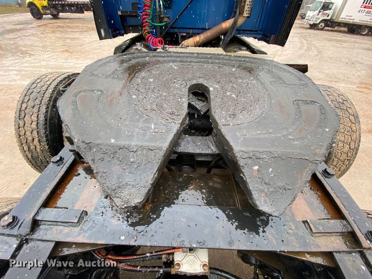 image for item HR9284 2012 Kenworth T700  semi truck