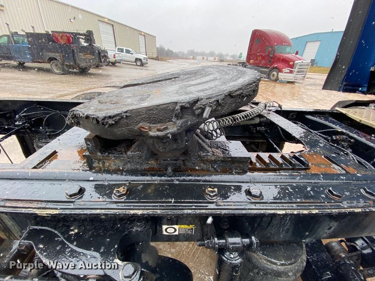 image for item HR9284 2012 Kenworth T700  semi truck