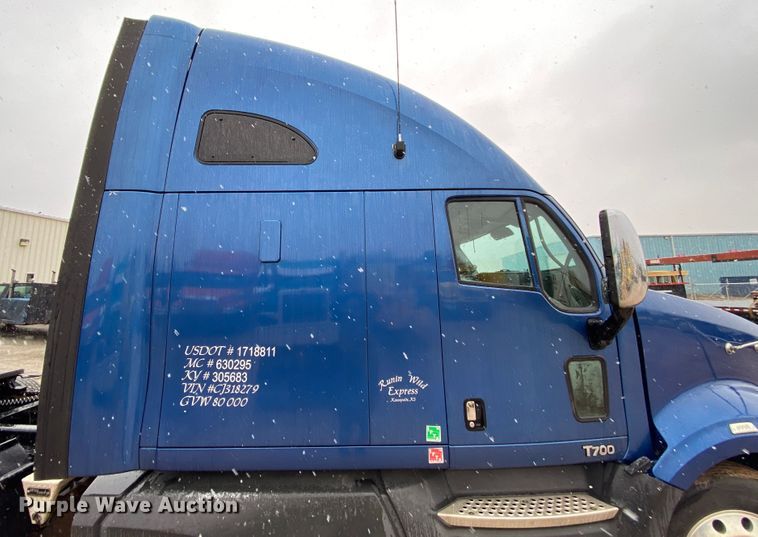 image for item HR9284 2012 Kenworth T700  semi truck