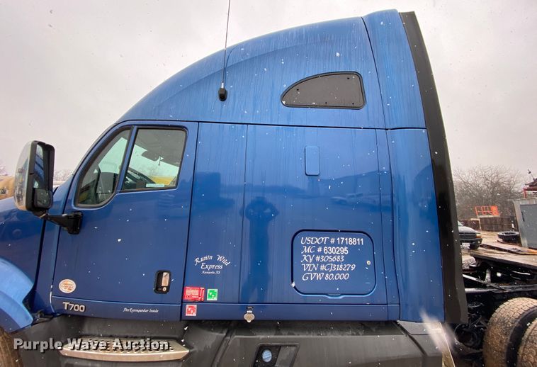 image for item HR9284 2012 Kenworth T700  semi truck