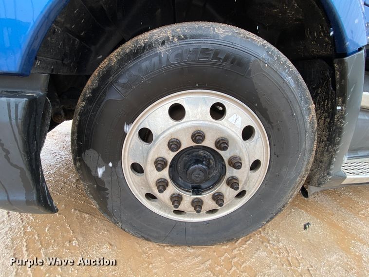 image for item HR9284 2012 Kenworth T700  semi truck