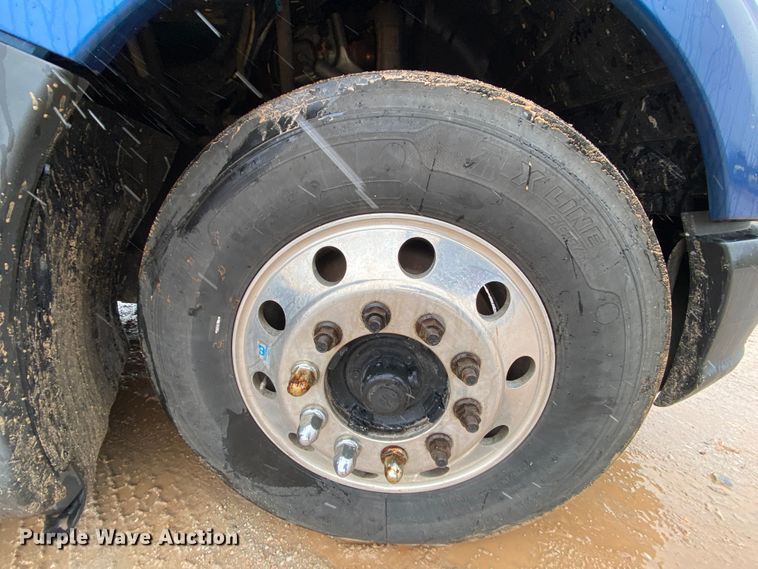 image for item HR9284 2012 Kenworth T700  semi truck