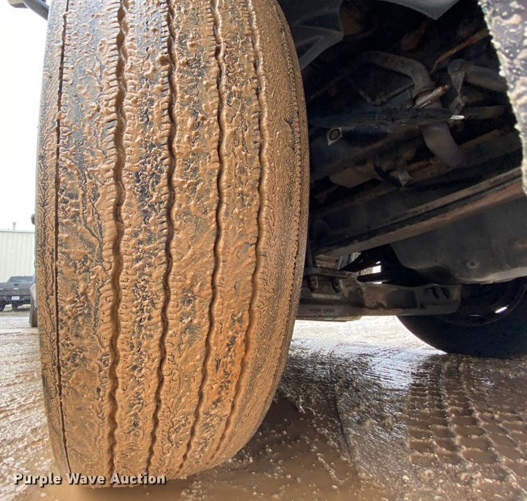 image for item HR9284 2012 Kenworth T700  semi truck