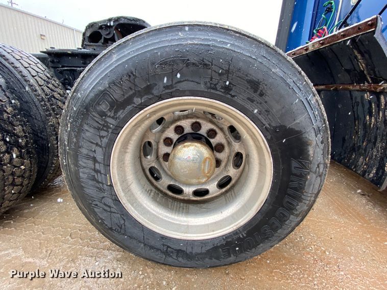 image for item HR9284 2012 Kenworth T700  semi truck