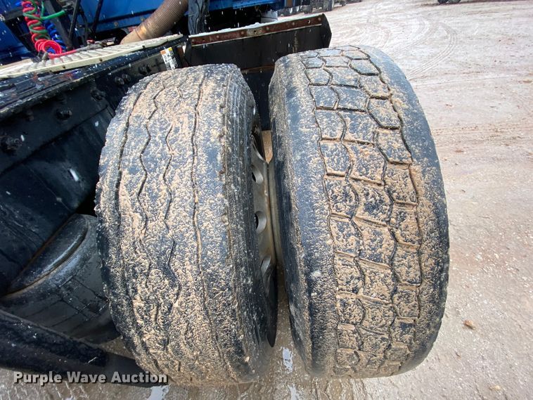 image for item HR9284 2012 Kenworth T700  semi truck