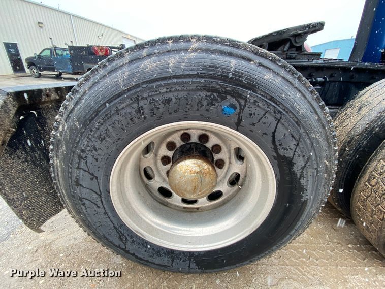 image for item HR9284 2012 Kenworth T700  semi truck