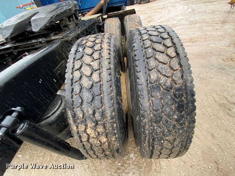 image for item HR9284 2012 Kenworth T700  semi truck