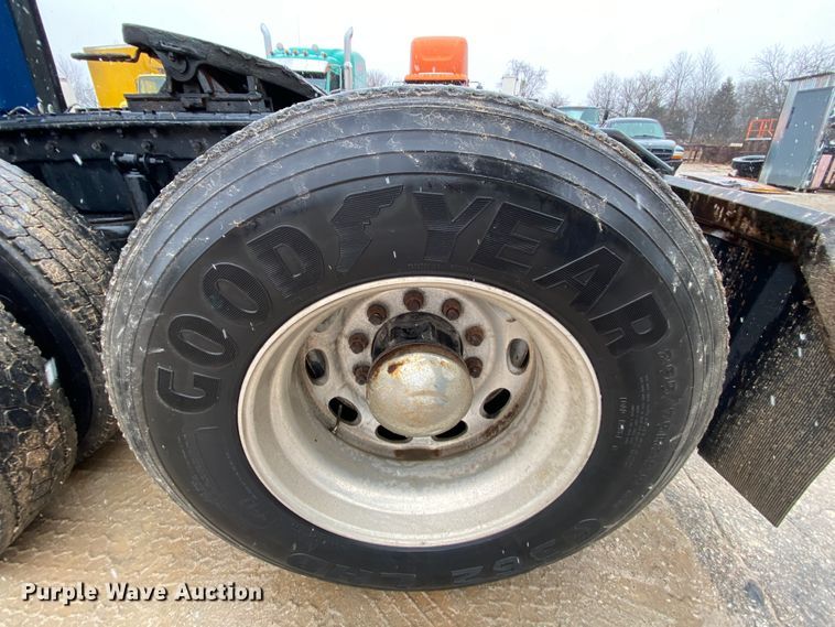 image for item HR9284 2012 Kenworth T700  semi truck