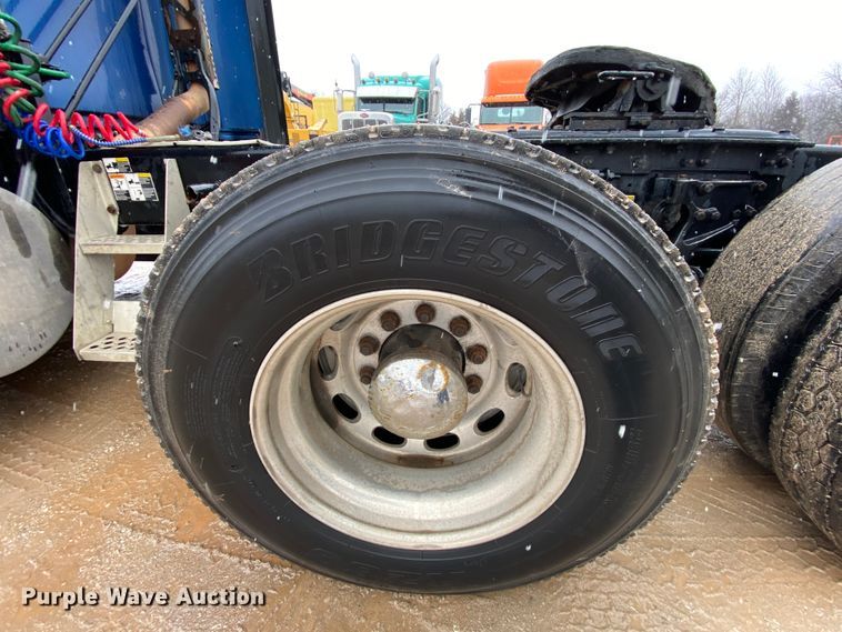 image for item HR9284 2012 Kenworth T700  semi truck