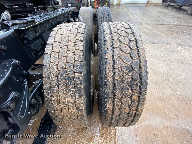 image for item HR9284 2012 Kenworth T700  semi truck