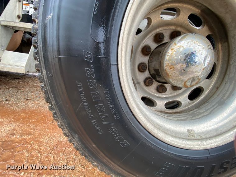 image for item HR9284 2012 Kenworth T700  semi truck