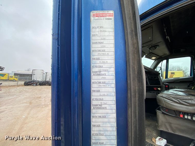 image for item HR9284 2012 Kenworth T700  semi truck