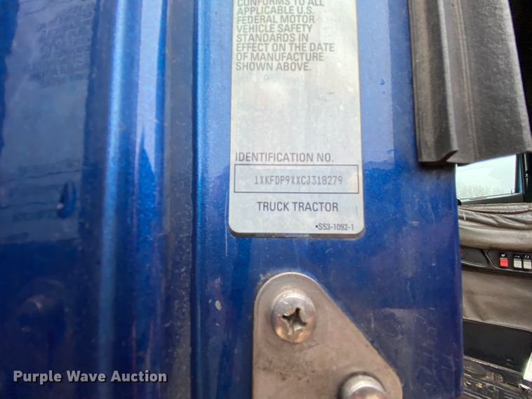 image for item HR9284 2012 Kenworth T700  semi truck