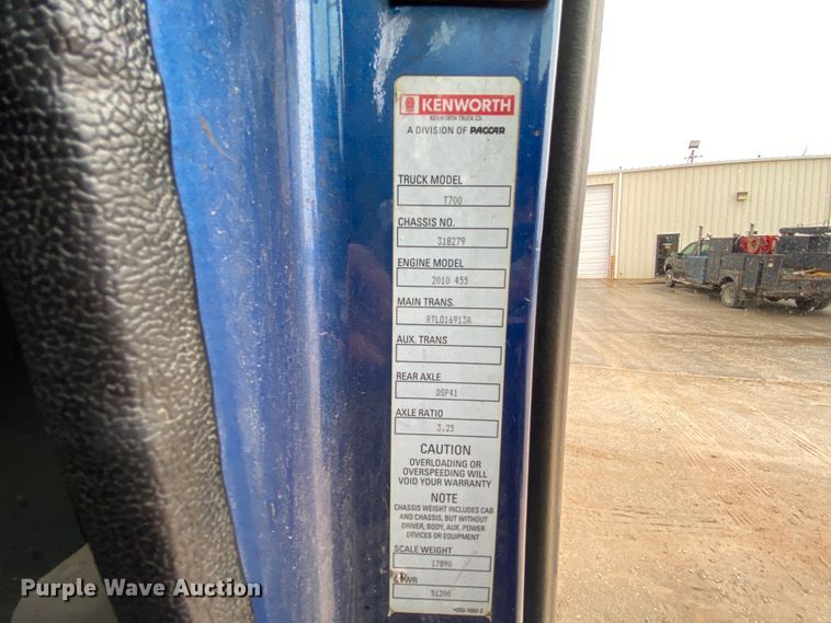 image for item HR9284 2012 Kenworth T700  semi truck