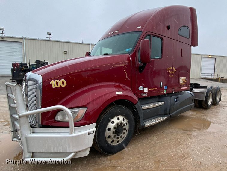 image for item HR9285 2012 Kenworth T700  semi truck