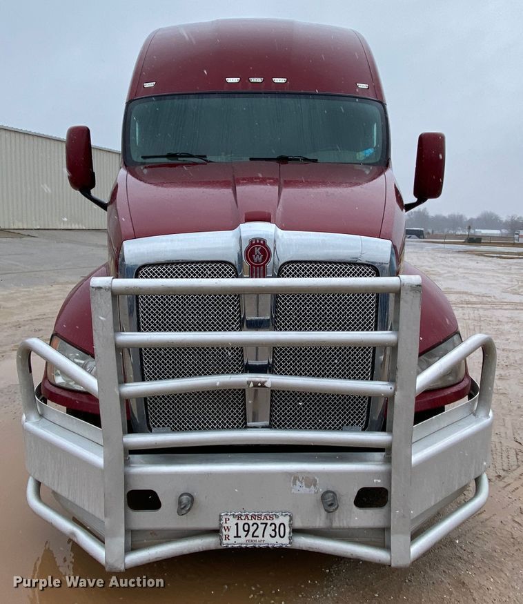 image for item HR9285 2012 Kenworth T700  semi truck