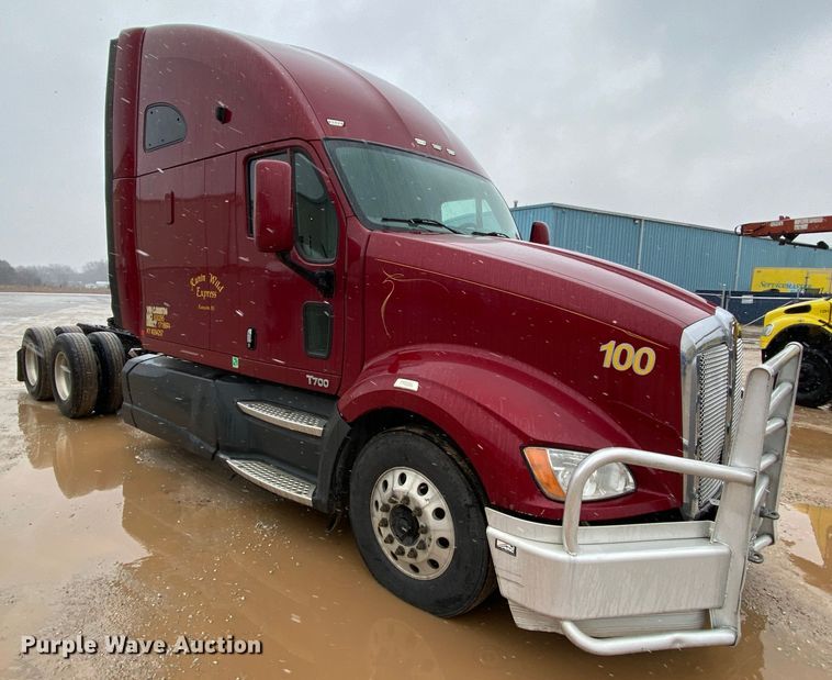 image for item HR9285 2012 Kenworth T700  semi truck