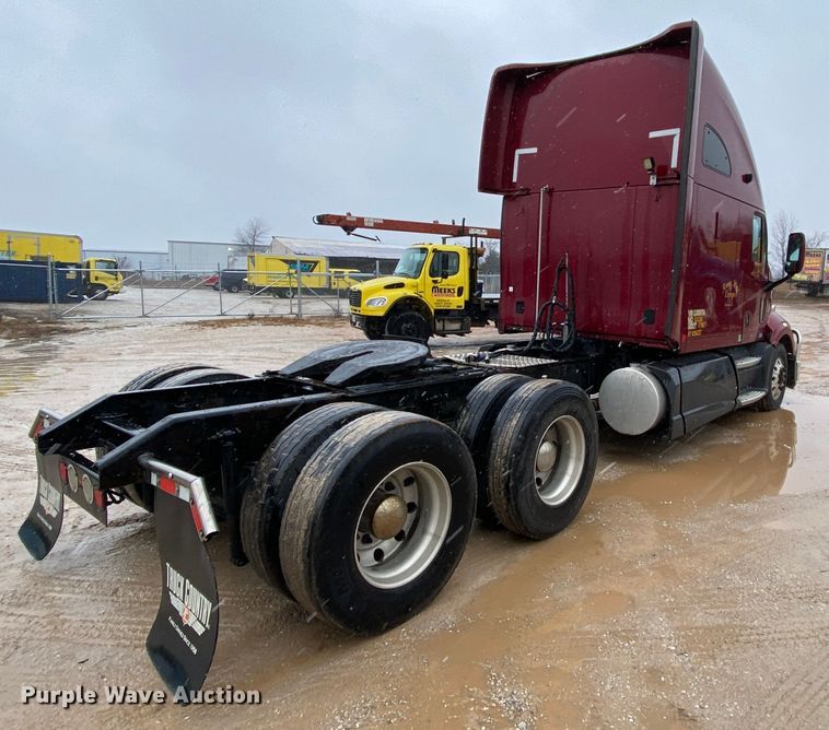 image for item HR9285 2012 Kenworth T700  semi truck