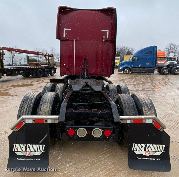 image for item HR9285 2012 Kenworth T700  semi truck