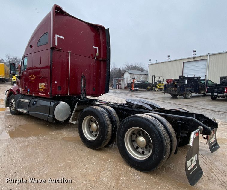 image for item HR9285 2012 Kenworth T700  semi truck