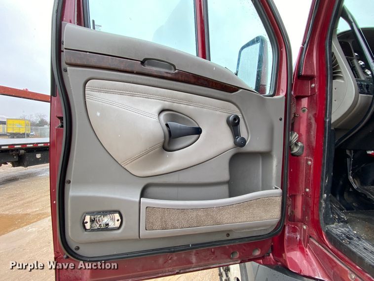 image for item HR9285 2012 Kenworth T700  semi truck