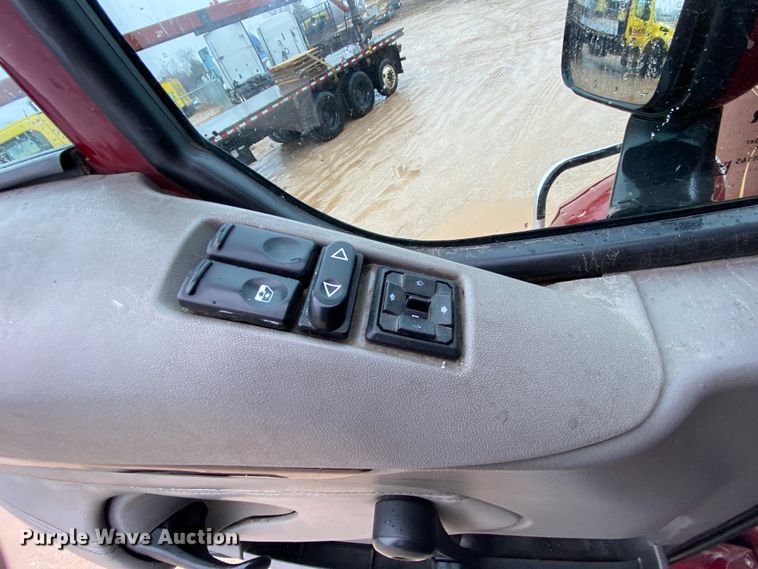 image for item HR9285 2012 Kenworth T700  semi truck