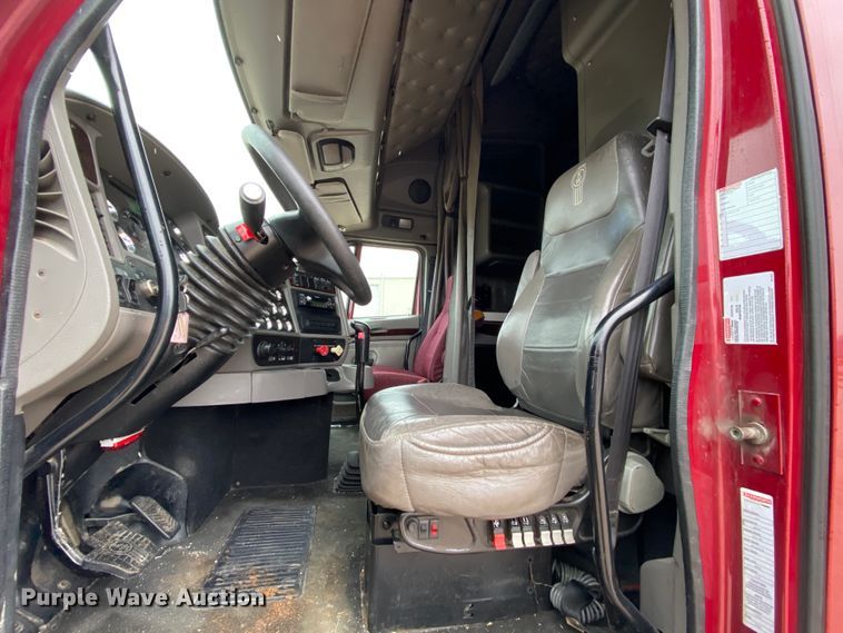 image for item HR9285 2012 Kenworth T700  semi truck