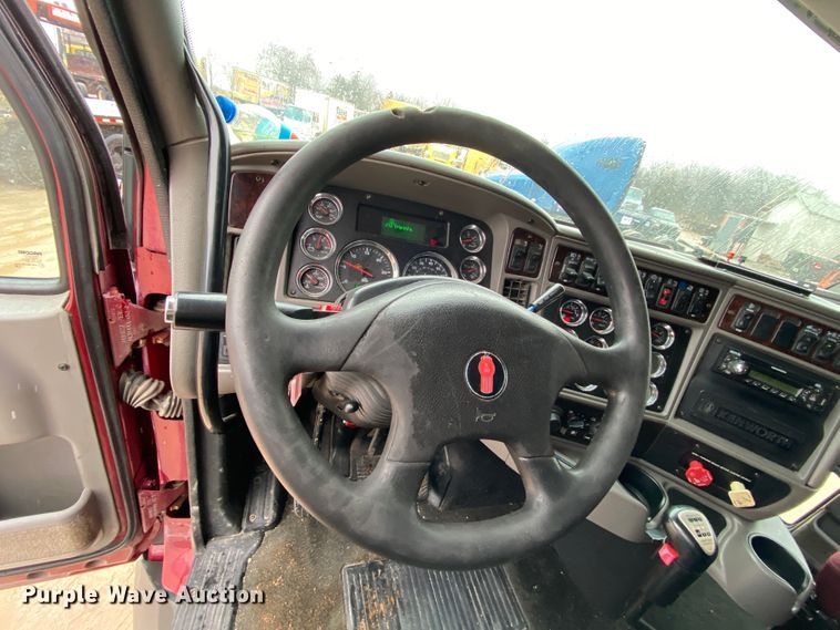 image for item HR9285 2012 Kenworth T700  semi truck