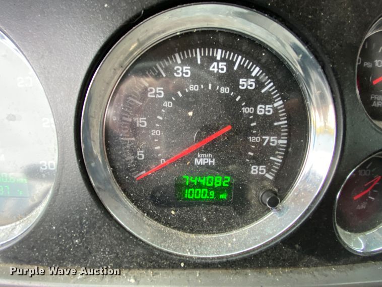 image for item HR9285 2012 Kenworth T700  semi truck