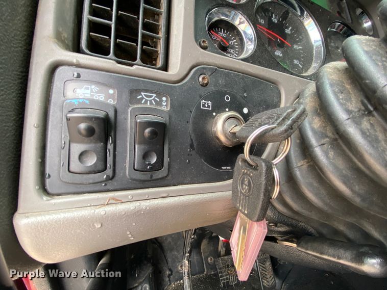 image for item HR9285 2012 Kenworth T700  semi truck