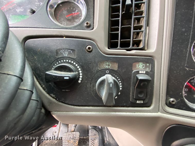 image for item HR9285 2012 Kenworth T700  semi truck