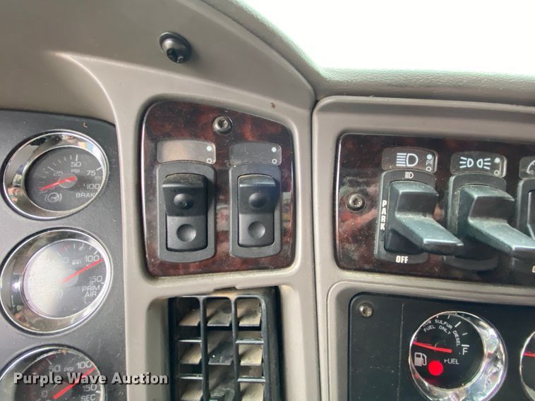 image for item HR9285 2012 Kenworth T700  semi truck