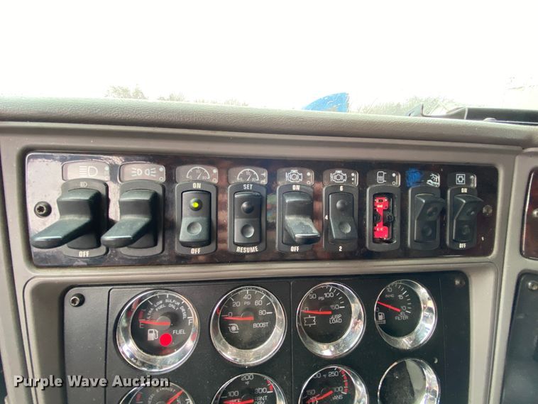 image for item HR9285 2012 Kenworth T700  semi truck