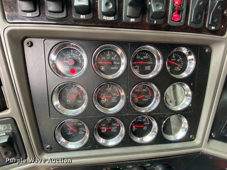 image for item HR9285 2012 Kenworth T700  semi truck