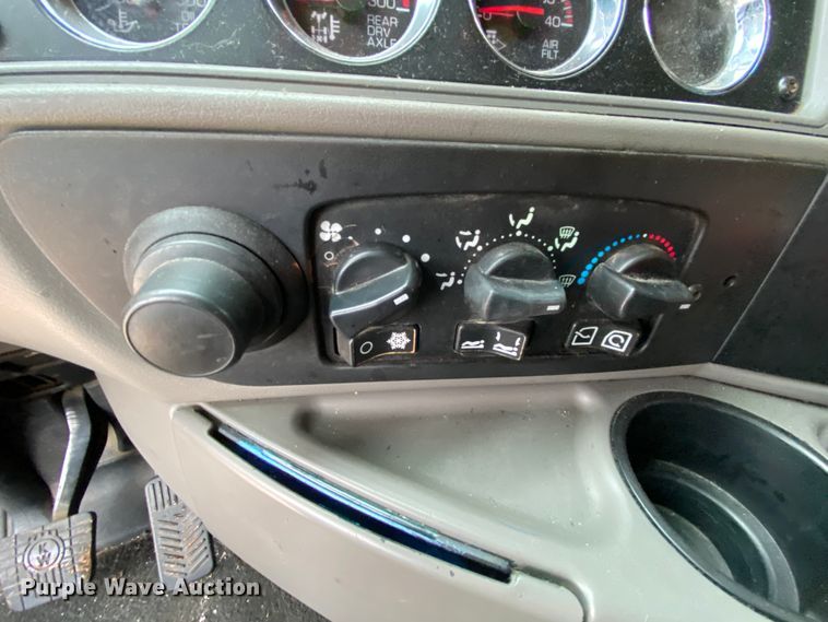 image for item HR9285 2012 Kenworth T700  semi truck