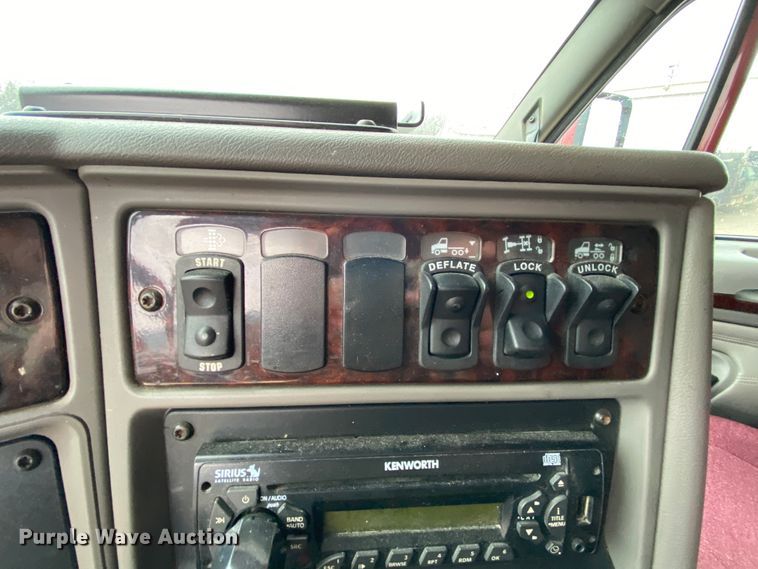 image for item HR9285 2012 Kenworth T700  semi truck