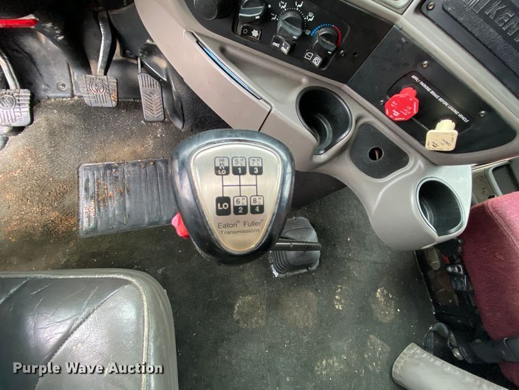 image for item HR9285 2012 Kenworth T700  semi truck