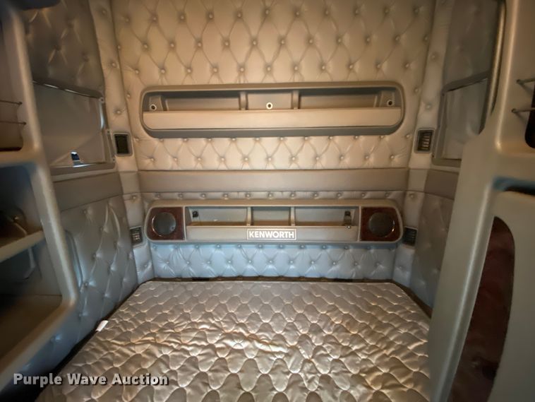 image for item HR9285 2012 Kenworth T700  semi truck