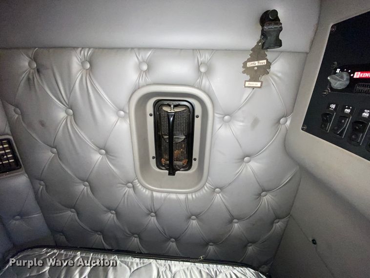 image for item HR9285 2012 Kenworth T700  semi truck