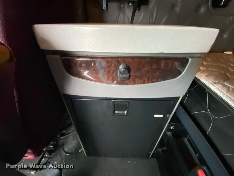 image for item HR9285 2012 Kenworth T700  semi truck