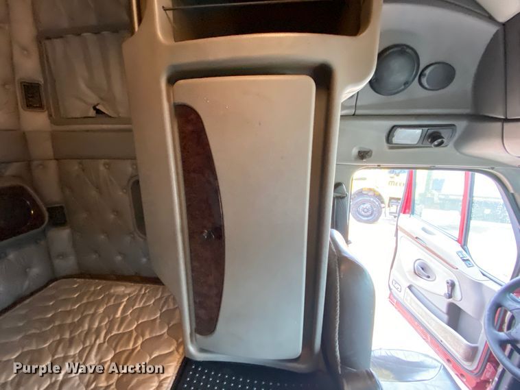 image for item HR9285 2012 Kenworth T700  semi truck