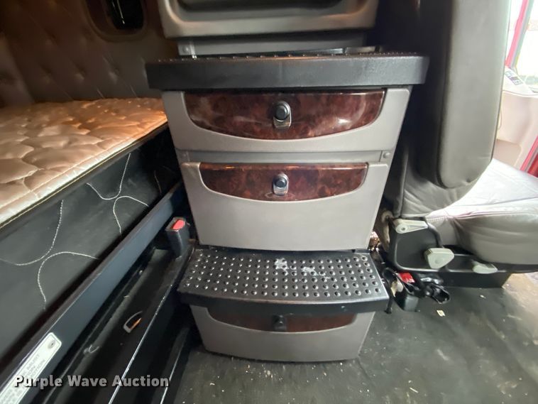 image for item HR9285 2012 Kenworth T700  semi truck