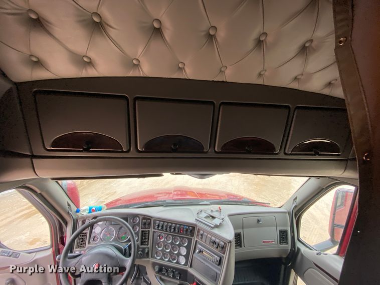 image for item HR9285 2012 Kenworth T700  semi truck