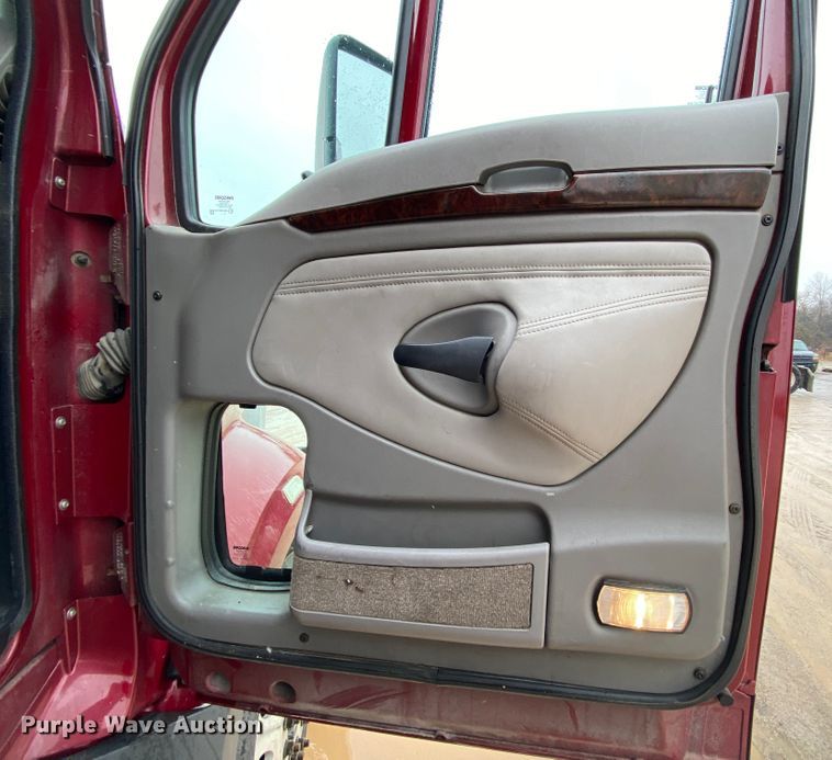 image for item HR9285 2012 Kenworth T700  semi truck