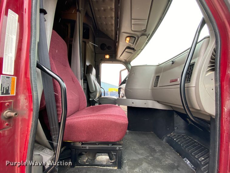 image for item HR9285 2012 Kenworth T700  semi truck