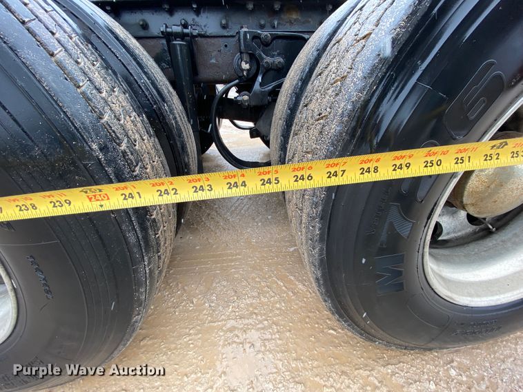 image for item HR9285 2012 Kenworth T700  semi truck