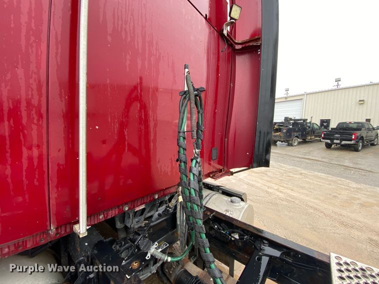 image for item HR9285 2012 Kenworth T700  semi truck