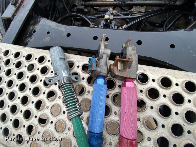 image for item HR9285 2012 Kenworth T700  semi truck